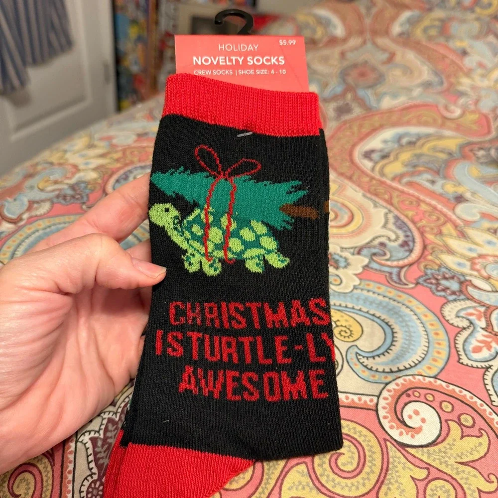 Novelty Crew Socks Christmas Is‎ Turtle-Ly Awesome Black Red Size 4-10 NEW